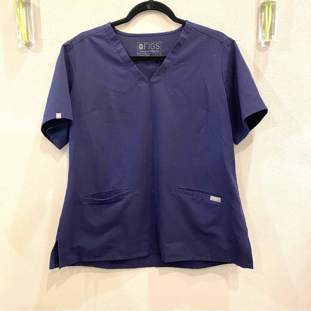 FIGS | Casma 3-Pocket Scrub Top in Navy